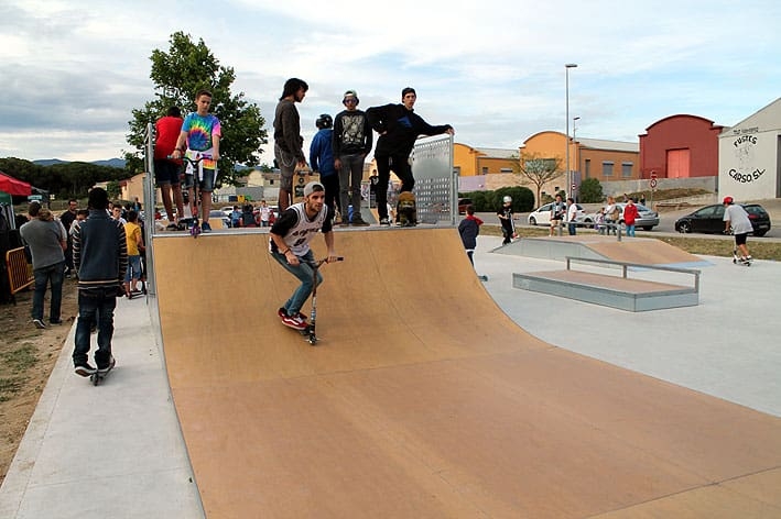 A l'skatepark es van poder veure pilots amb bicicleta, patins en línia, patinets o skates