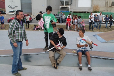 Els tres primers classificats de la modalitat d'"scooter" amateur, amb el regidor Josep Randos