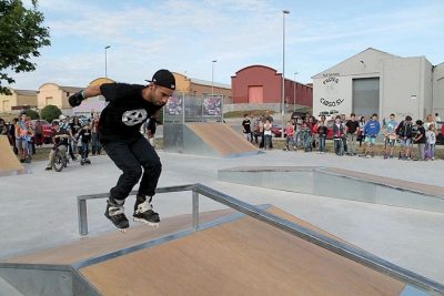 El patinador professional Dexter va fer una gran exhibició d'"inline"