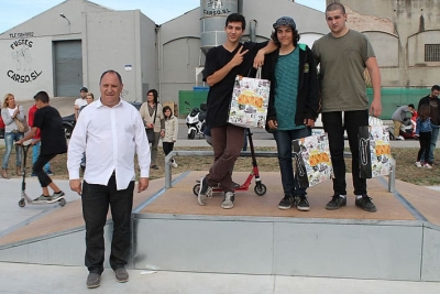 L'alcalde, amb els tres primers classificats del campionat de "best trick"