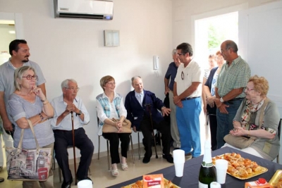 Moment en què va arribar a l'acte el veí més gran de Llerona, Francisco Jiménez, de 105 anys d'edat