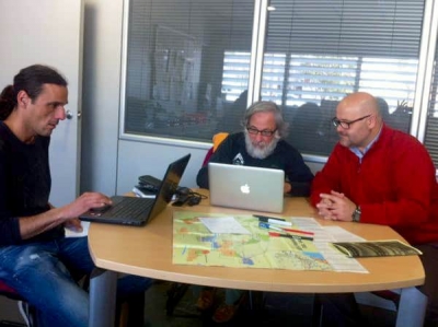 Eduard Jornet, amb barba, al costat de Josep Campaña, director gerent del PME, durant la preparació del circuit