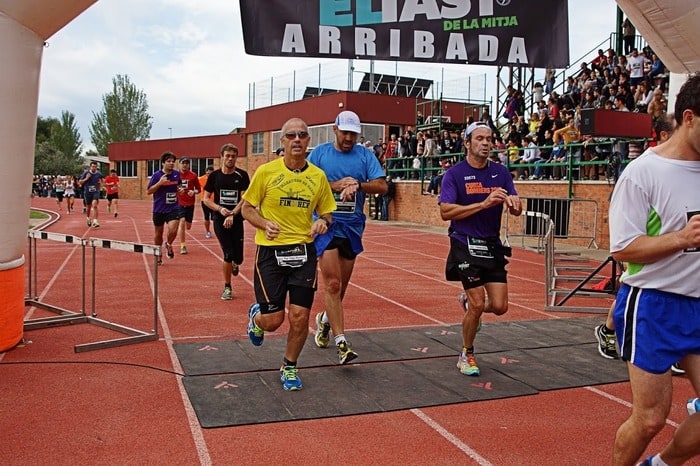 L'arribada d'El tast de la Mitja, tant de la 10 km com de la de 5 km, és a les pistes d'atletisme de Granollers